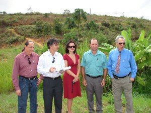 Foto: Em 2012, o prefeito Edson Magalhães e secretários municipais visitam terreno onde seria construído o Rodoshopping.