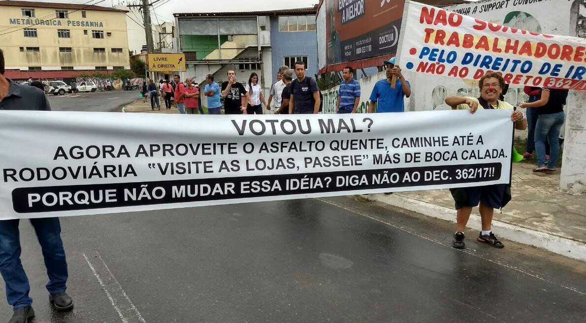 Grupo paralisa a ponte de Guarapari em protesto ao decreto do rodoshopping.