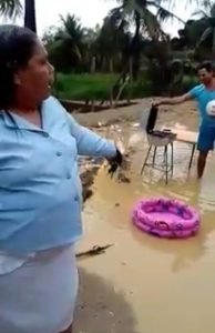 Moradora Rose mostra a situação da rua