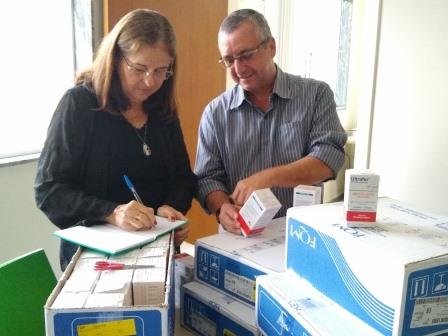 Entrega dos remédios - Dr. Rogério e Vice presidente da Apae