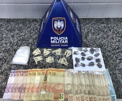  A Policia apreendeu 15 buchas de maconha R$ 880,00 em espécie