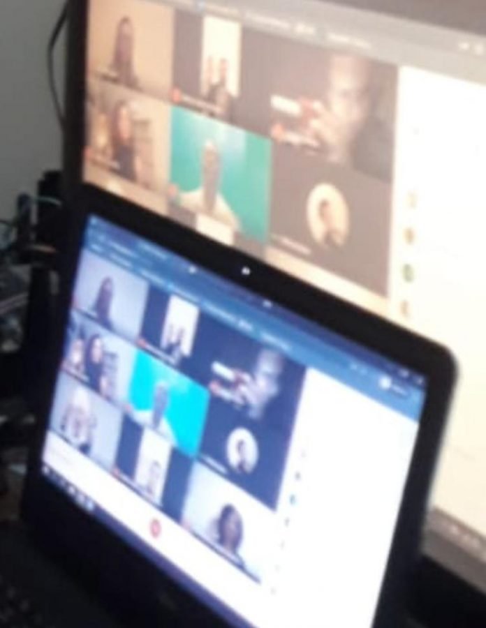 Turma de Direito cola grau pela internet (1)
