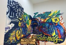 Artista cria decoração na exposição Itinerante do Museu da História da Moto