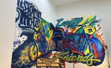 Artista cria decoração na exposição Itinerante do Museu da História da Moto