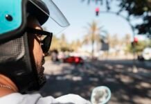 Uso inadequado de capacete causa trauma ocular grave em motociclista