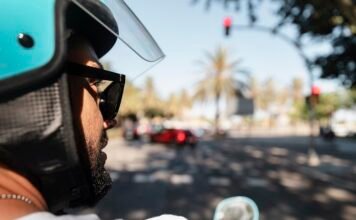 Uso inadequado de capacete causa trauma ocular grave em motociclista